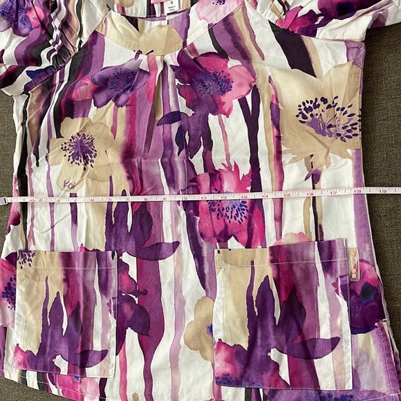 💰3 items for $25 🏷 Koi by Kathy Peterson Demi Scrub Top sz Small - Picture 13 of 14